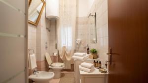 a bathroom with a toilet and a sink at Casa Giulia Affittacamere FORUM ASSAGO M2 M1 Milano CENTRO in Corsico