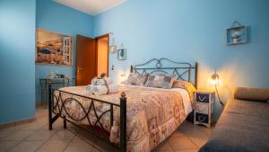 a bedroom with a bed in a room with blue walls at Casa Giulia Affittacamere FORUM ASSAGO M2 M1 Milano CENTRO in Corsico