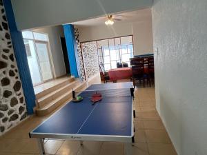 a ping pong table in a room with a dining room at Casa en Cuernavaca Morelos in Cuernavaca
