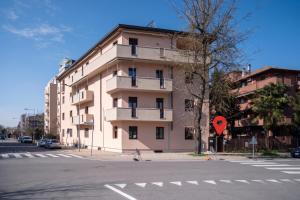 a white building on the side of a street at Casa Linda Affitacamere Rozzano HUMANITAS FORUM ASSAGO M2 MILANO Centro IEO in Rozzano