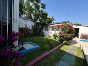 a house with a yard with a swimming pool at Casa en Cuernavaca Morelos in Cuernavaca