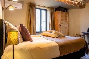 ein Schlafzimmer mit einem großen Bett und einem Fenster in der Unterkunft B&B Sapere in Genoelselderen