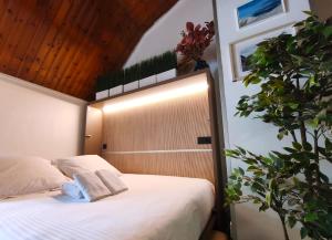 a bedroom with a bed with two towels on it at Duplex Holidays Andorra in Pas de la Casa