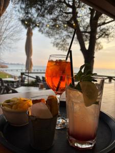 a table with two drinks and a bowl of food at Eden apartments 2 in Bardolino
