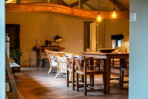 ein Esszimmer mit Tisch und Stühlen in der Unterkunft B&B Sapere in Genoelselderen + 61 Fotos