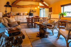 ein Wohnzimmer mit Sofa und Tisch in der Unterkunft B&B Sapere in Genoelselderen