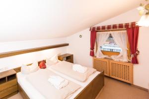 a bedroom with two beds and a window at Hotel Sonnleiten in Reit im Winkl