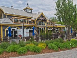 a large yellow building with a restaurant at Renovated 6 Bedroom Chalet Hot Tub Near Village in Blue Mountains