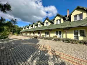 a row of houses on a cobblestone street at Leśna Ostoja in Górniki