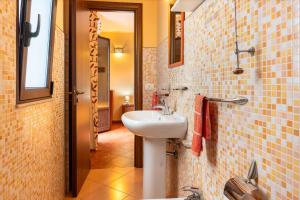 a small bathroom with a sink and a mirror at Bed and Breakfast San Domenico in Realmonte