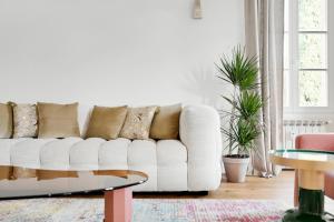 a living room with a white couch and a table at Villa Leon - Centre Cannes - 4 chambres - Clim in Cannes +30 photos