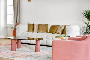 a living room with a couch and a table at Villa Leon - Centre Cannes - 4 chambres - Clim in Cannes