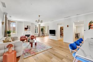 a living room with a couch and a table at Villa Leon - Centre Cannes - 4 chambres - Clim in Cannes