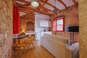 a living room with a couch and a table and a kitchen at Casa da Sé by PURUS in Coimbra