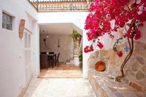 a room with a table and pink flowers on the wall at Ca nostra in Artá