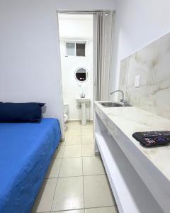 a bedroom with a bed and a sink and a bathroom at Hotel Posada Centro Atlacomulco Cuarto Barra in Atlacomulco de Fabela