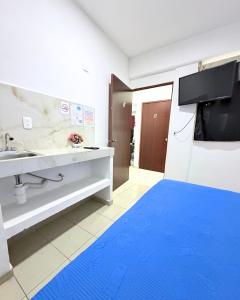 a bathroom with a sink and a blue rug at Hotel Posada Centro Atlacomulco Cuarto Barra in Atlacomulco de Fabela +17 photos