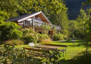 a house with a picnic table in front of it at Park am See in Obertraun