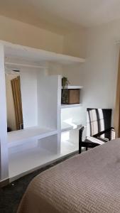 a bedroom with a bed and a desk and a chair at Casa Arena - 4 Pax, 5 min de la playa, con parking in Las Galeras