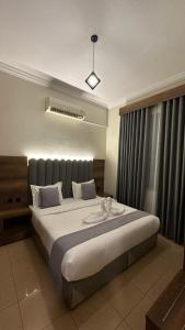 a bedroom with a large bed in a room at ركن النسيم للشقق الفندقية Rukn Al - Naseam Hotel Apartment in Jeddah