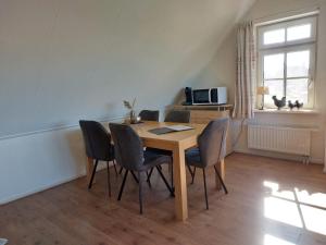 a dining room with a table and chairs at Uut in Thuus in Buren
