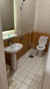 a bathroom with a toilet and a sink at ركن النسيم للشقق الفندقية Rukn Al - Naseam Hotel Apartment in Jeddah