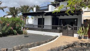 a white house with a fence and some plants at Casa Minerva in Costa Teguise