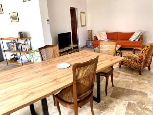 a living room with a wooden table and chairs at Maison entière cosy calme parking animaux ok in Carcassonne