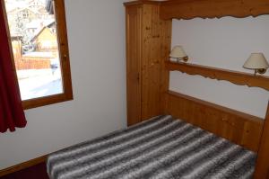 a bedroom with a bed and a window at A27 Chalet du Galibier in Valloire +8 photos