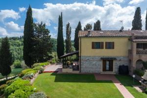 an image of a house with a garden at Villa Sabrina by PosarelliVillas in San Gimignano