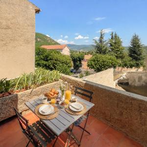a table with food and drinks on a balcony at À minnanna in Banon