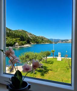 a window with a view of the water at Haven Bay Apartment in Rogotin