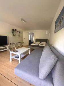 a living room with a bed and a television at Ferienwohnung Huskyhausen - Schlittenhunde Erlebnisse & Urlaub mitten in der Natur! in Klaffer am Hochficht
