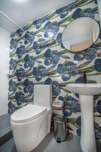a bathroom with a toilet and a sink and a mirror at Alpacasa Arequipa in Arequipa