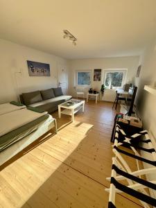 a living room with a bed and a couch at Ferienwohnung Huskyhausen - Schlittenhunde Erlebnisse & Urlaub mitten in der Natur! in Klaffer am Hochficht