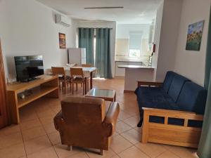 a living room with a couch and a dining room at Castelos da Rocha in Portimão