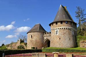 a large castle with a turret on top of it at château de La Colinière - vue sur parc in Champtoceaux