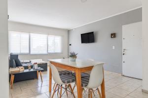 a living room with a table and chairs at Casa en San Rafael - 6 personas con parrilla y cochera in San Rafael