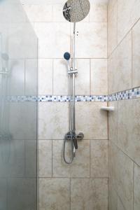 a shower with a shower head in a bathroom at Casa en San Rafael - 6 personas con parrilla y cochera in San Rafael +26 photos