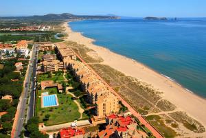 an aerial view of a beach next to the ocean at Golf Mar II F 2-4 in Pals