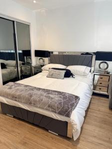 a bedroom with a large bed and a large window at Blanco Brillo in Colchester