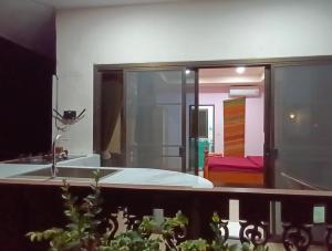 Blick in ein Schlafzimmer mit Bett und Waschbecken in der Unterkunft Hostel samui Sunset in Ban Na We