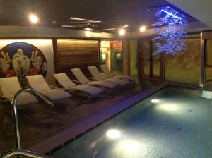 Bazén v ubytování Hotel Delle Alpi nebo v jeho okolí