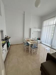 a kitchen and dining room with a table and chairs at Seaside Escape in Draç