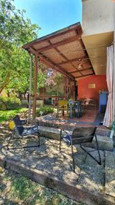 a patio with two chairs and a table in a yard at B&B Las Piccas in Santa Maria la Palma