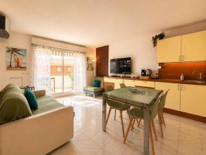 a living room with a couch and a table at La Terrasse Bleue-Parking couvert-2 min plage-Juan Les Pins in Antibes