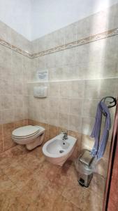 a bathroom with a toilet and a bidet and a sink at B&B Las Piccas in Santa Maria la Palma