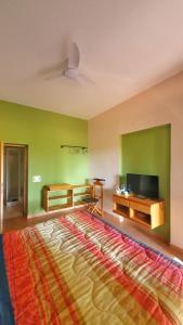 a large bed in a room with green walls at B&B Las Piccas in Santa Maria la Palma