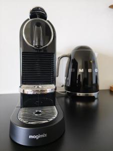 a toaster and coffee maker sitting on a counter at Au coucher du lac in Publier
