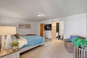 a bedroom with a bed and a couch and a television at Lakeview Condo Flats Parking Gym in Cleveland